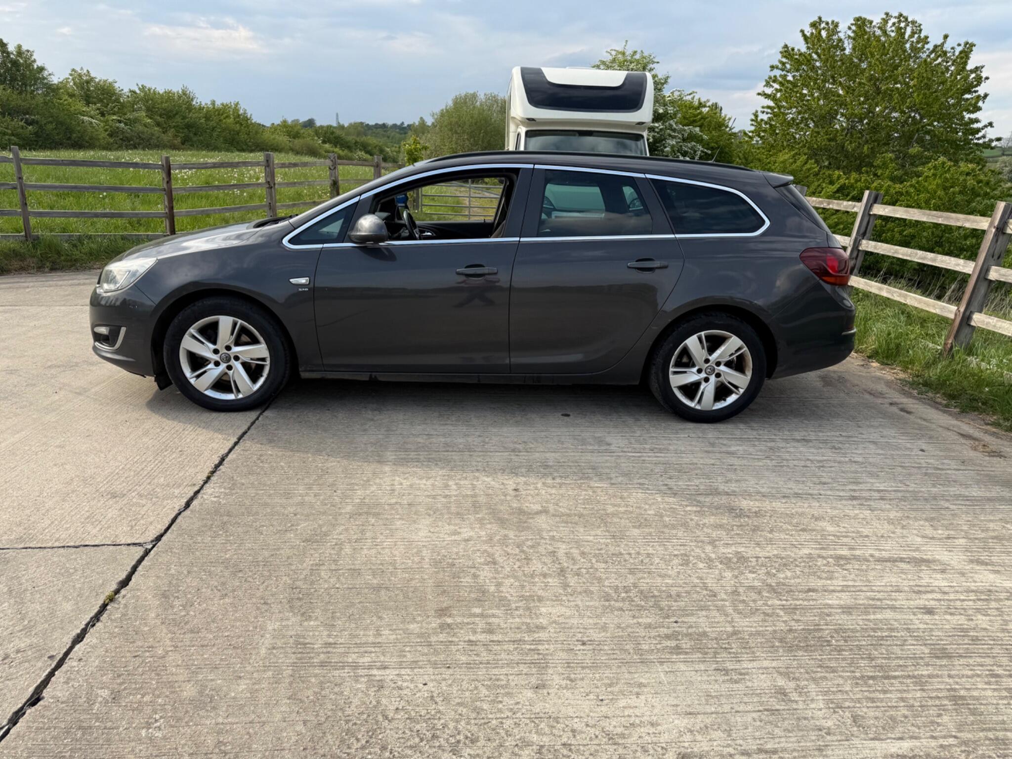 Vauxhall Astra 1.7 CDTi ecoFLEX SRi Sports Tourer Euro 5 5dr — photo 60 of 86